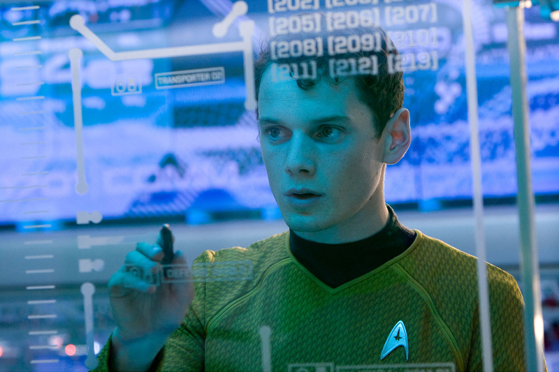 Illustration for article titled Chris Pine Isn't The Only Starfleet Officer Who Gets His Purty Face All Mangled